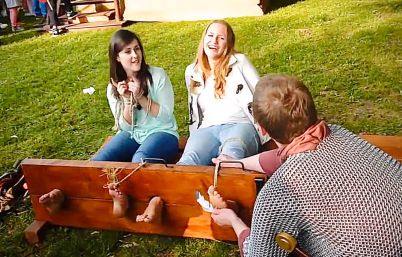 renfaire_tickling_45.JPG.b